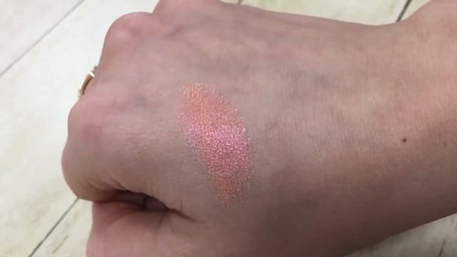 Розовый гиацинт - перламутр косметический видео на руке смотреть онлайн