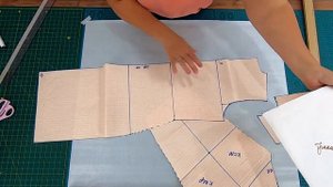 Небанальный костюм с оригинальными широкими брюками и туникой.  Моделирование и раскрой.mp4