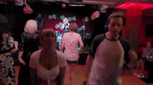 Писатель Юрий Тубольцев танцует на разных дискотеках Москва 2023 г.