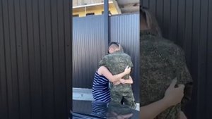 Папа вернулся, трогательно.