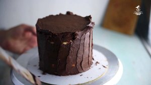 Выравниваем торт ганашем под мастику