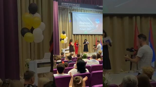 Вручение аттестата в школе выпускникам 11 класса. Даже не верится, старшая дочка закончила школу…