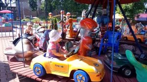 Катаемся на каруселях в парке города Смоленска. Детское видео