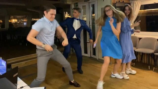 Танец ведущего смотреть онлайн