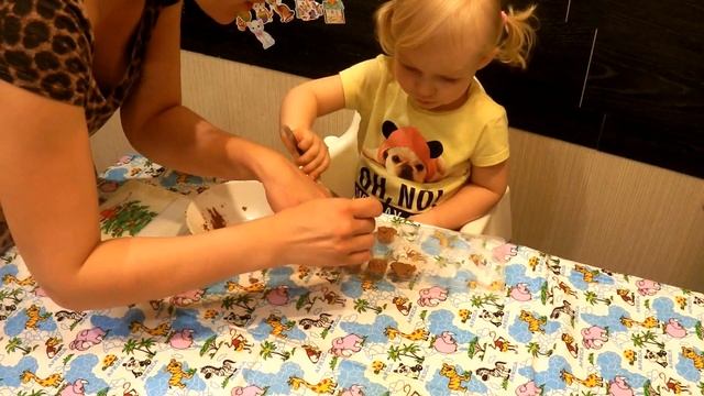 Наша Тая. Делаем шоколадные конфеты. Видео для детей. Making chocolates with Taya смотреть онлайн