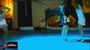 Три версии клипа "Ветерок дует дует между ног"