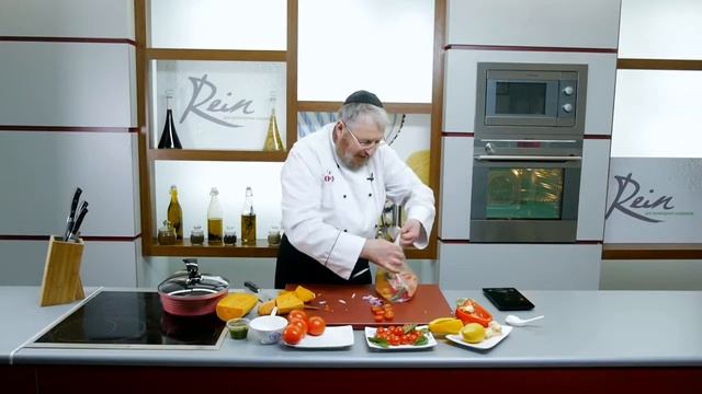 Теплый салат из печеных овощей с песто и козьим сыром - рецепт Уриэля Штерна смотреть онлайн