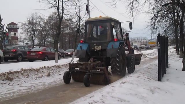 Трактор чистит тротуар на улице Розважа (18.02.2015) смотреть онлайн