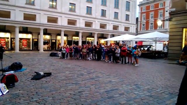 Уличный фольклер в Лондоне Covent Garden смотреть онлайн