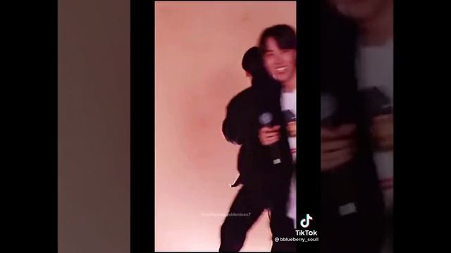 #Тренды из тик тока# В суть в том что у Теэхёона комар на лице смотреть онлайн