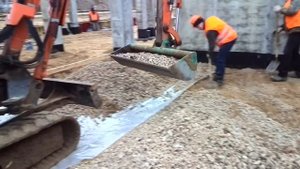 Планировка щебня мини-экскаватором Hitachi. Русский тракторист!