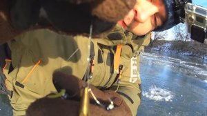 Зимняя рыбалка по перволедью на красивой микроречке. Ловля окуня на балду