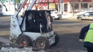 Мини погрузчик Forway WS50 Bobcat на улицах города