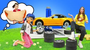 Девочки против мальчиков - куклы Барби поспорили на уроке труда. Видео для девочек Барби в школе