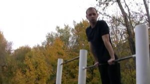 Выход силой через одну руку на перекладине
