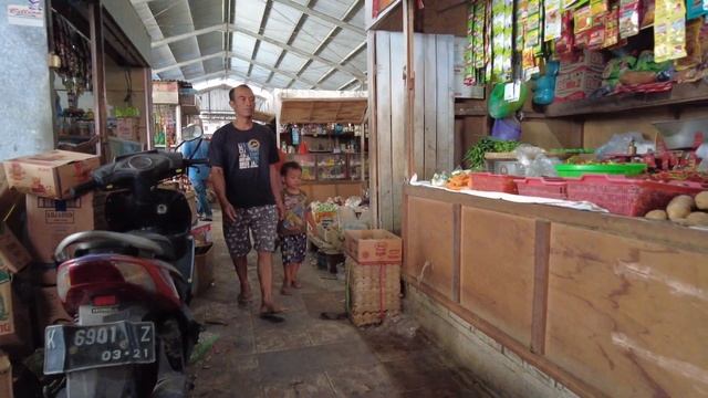 Buying and selling activities in traditional market || Indonesian rural life смотреть онлайн