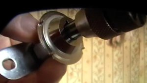 Открытие тубулярного замка отмычкой.