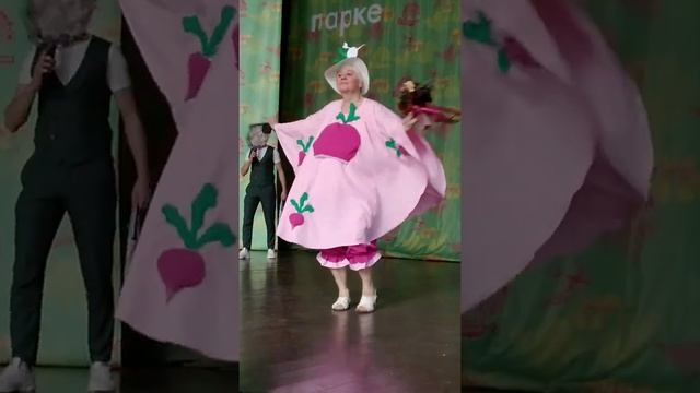 дефиле овощей и фруктов.