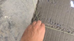 Как класть плитку на пол с уклоном к двери