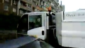 Работающая машина-уборщик без водителя