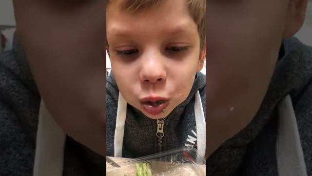 Дэни с аппетитом ест цветную капусту и брокколи! Да, аппетит у парни что надо! :) смотреть онлайн