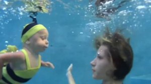 Детское плавание, подводное плавание. Алиса под водой. Children swimming underwater.