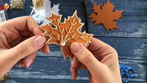 Бюджетная брошь своими руками из пайеток и стекляруса Кленовый лист | самая бюджетная брошка