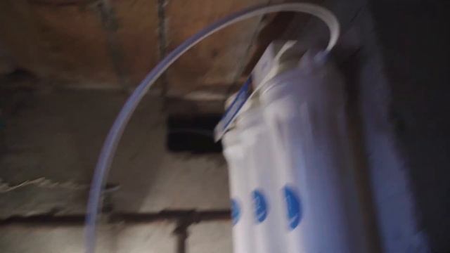 ВЛОГ НАЧИНАЕМ РЕМОНТ НА КУХНЕ В СТАРОМ ДОМЕ: разбор сантехники, красим окно, чистим стены смотреть онлайн