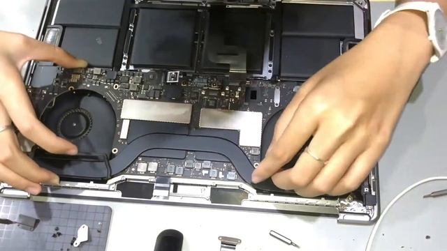 Thay cáp màn macbook pro A1707 - Replace Screen cable Macbook Pro 15 inch DIY смотреть онлайн
