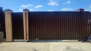 Монтаж забора с откатными воротами