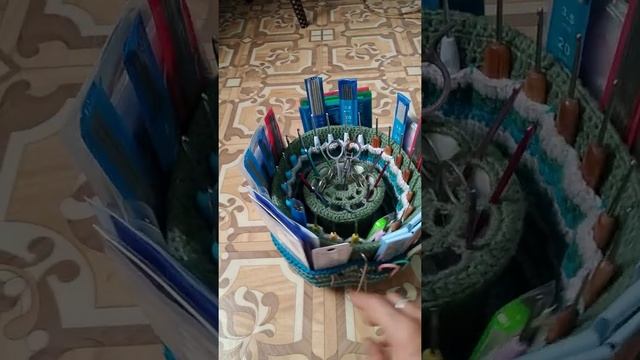 Органайзер для спиц и крючков из остатков пряжи.