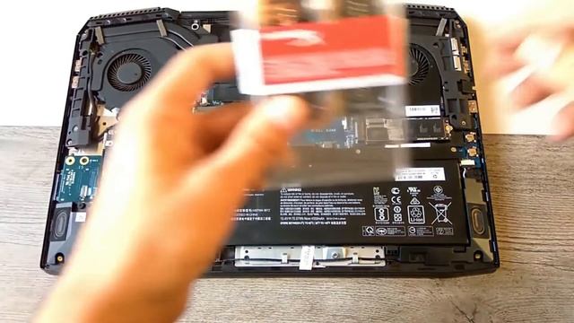 HP Omen 15 desmontaje y actualización de SSD y RAM смотреть онлайн