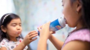 Открываем взбитые сливки и пробуем их на вкус