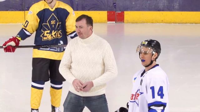 Валерий Жидков выполнил символическое вбрасывание шайбы перед первым домашнем матчем Сокола