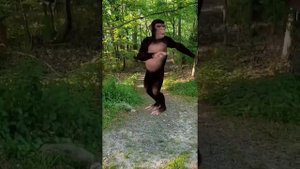 Обезьяна танцует лезгинку