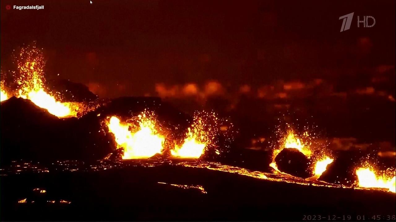 На исландском полуострове Рейкьянес началось извержение вулкана