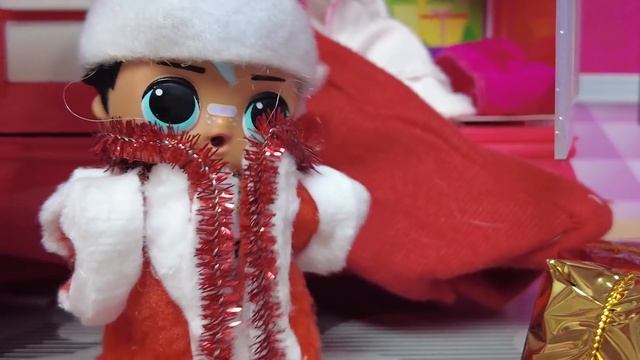 ДЕД МОРОЗ ПОДАРКИ ПОТЕРЯЛ! Малыши ЛОЛ LOL сюрприз в детском садике смешные куклы лол МУЛЬТИКИ
