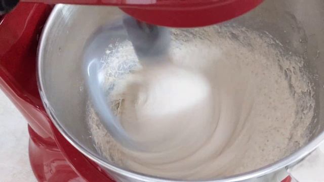 Как замешивать влажное тесто (85% влажности) в планетарном миксере KitchenAid смотреть онлайн