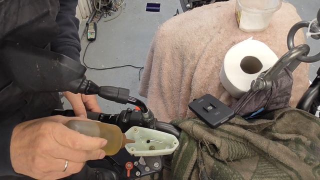 KAWASAKI Z1000 FRONT BRAKE FLUID CHANGE.. D.I.Y saving a lot of $ смотреть онлайн