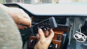 Mercedes W124 front air vent light bulb replacement