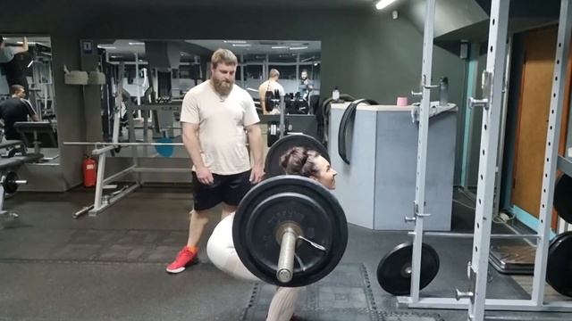 Первая тренировка сына в тренажёрном зале: знакомство с гантелями прошла успешно смотреть онлайн