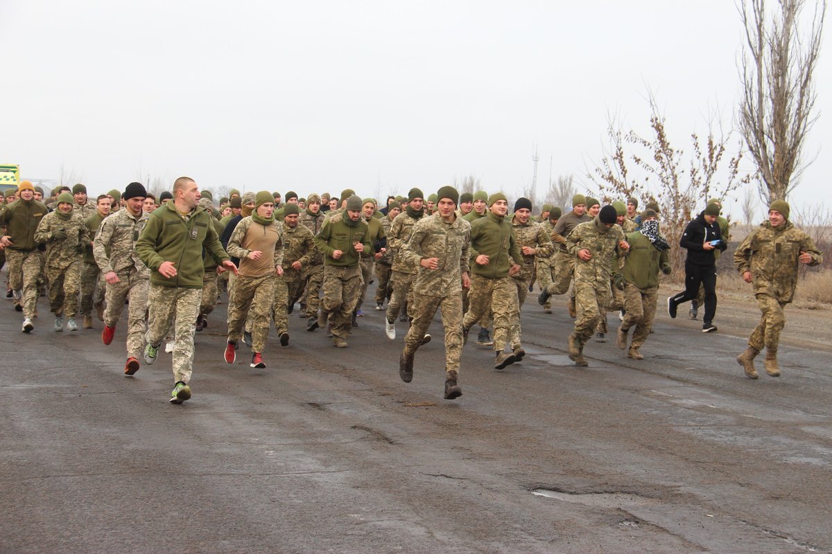 Побегу рф. Украинская армия бежит. Украинские солдаты бегут. Войска бегут. Украинские военные бегут с Донбасса.