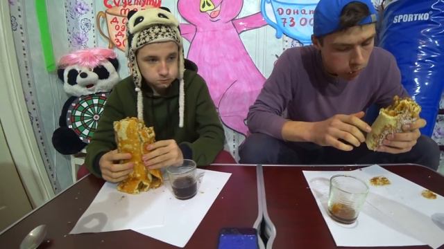 КТО БЫСТРЕЕ СЪЕСТ ОГРОМНЫЙ РУЛЕТ ЗА 5 МИНУТ, ПОЛУЧИТ 500 ГРИВЕН смотреть онлайн