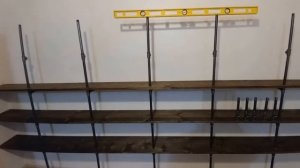Стеллаж из водопроводных труб в процессе монтажа