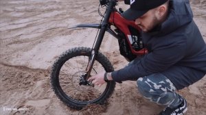 НЕ ПОКУПАЙТЕ SUR-RON ws X, пока не посмотрите это видео. Тест драйв по песку. Часть-2