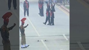 Смена караулов на границе между Пакистаном и Индией)))