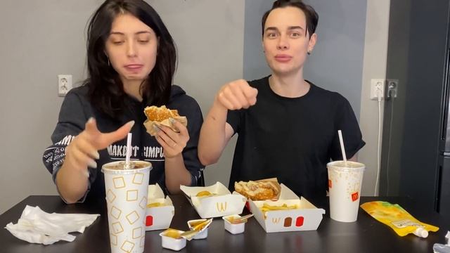 МУКБАНК: едим Мак и рассказываем треш историю с глюц грибами с лучшей подругой Бабич смотреть онлайн