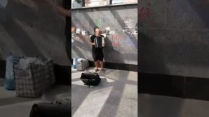 В Полтаве обычный парень играет Вивальди на баяне в подземном переходе