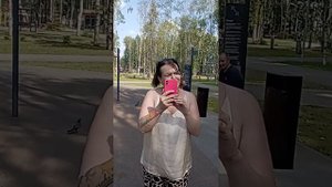 яжмать на спортивной площадке с детьми.
