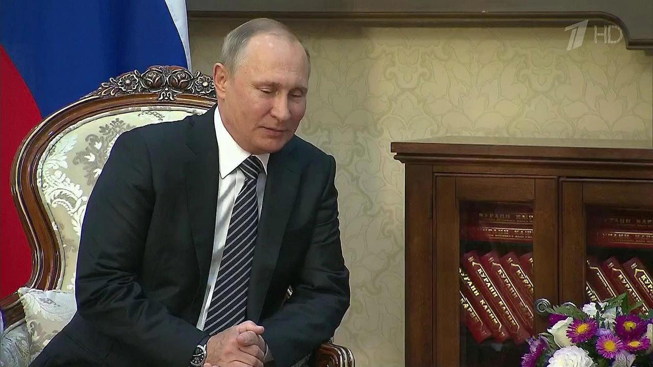 В Бишкеке президент Владимир Путин вручил орден Ал...ра Невского лидеру Киргизии Алмазбеку Атамбаеву